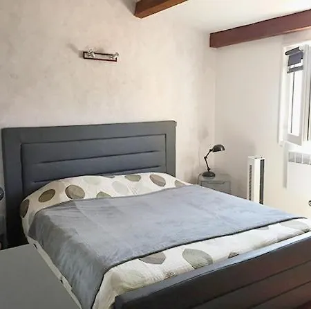 Pavillon Au Bord De La