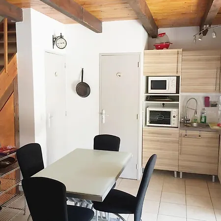 Pavillon Au Bord De La *