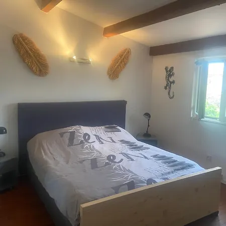Pavillon Au Bord De La *