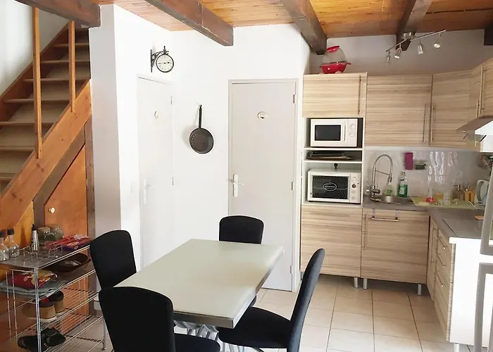 Pavillon Au Bord De La *