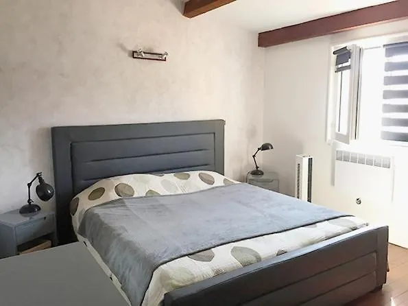 Pavillon Au Bord De La