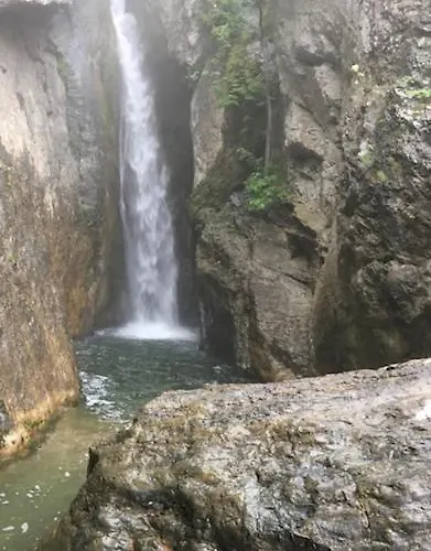Pavillon Au Bord De La